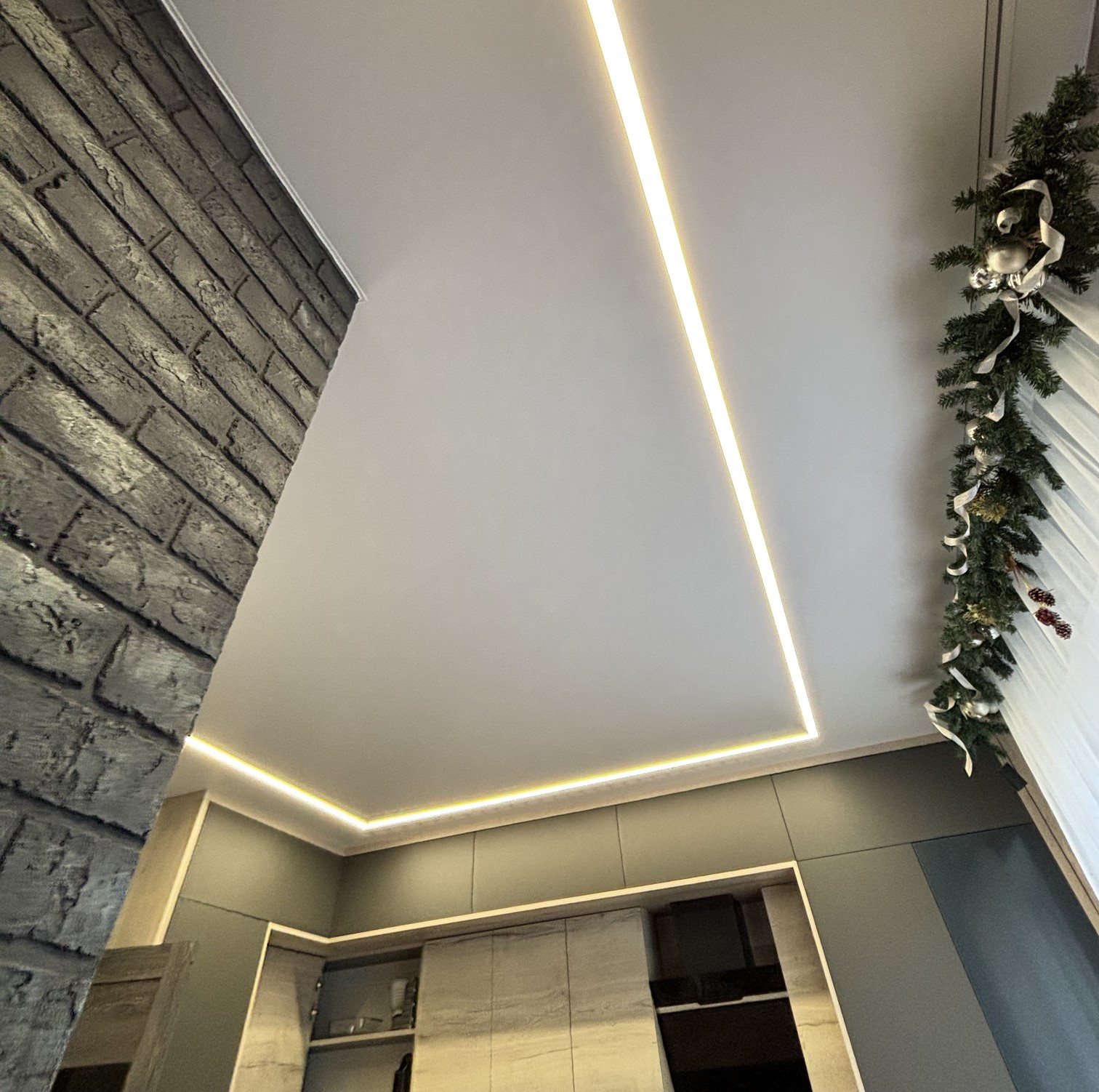 Световые линии в натяжном потолке над кухонней